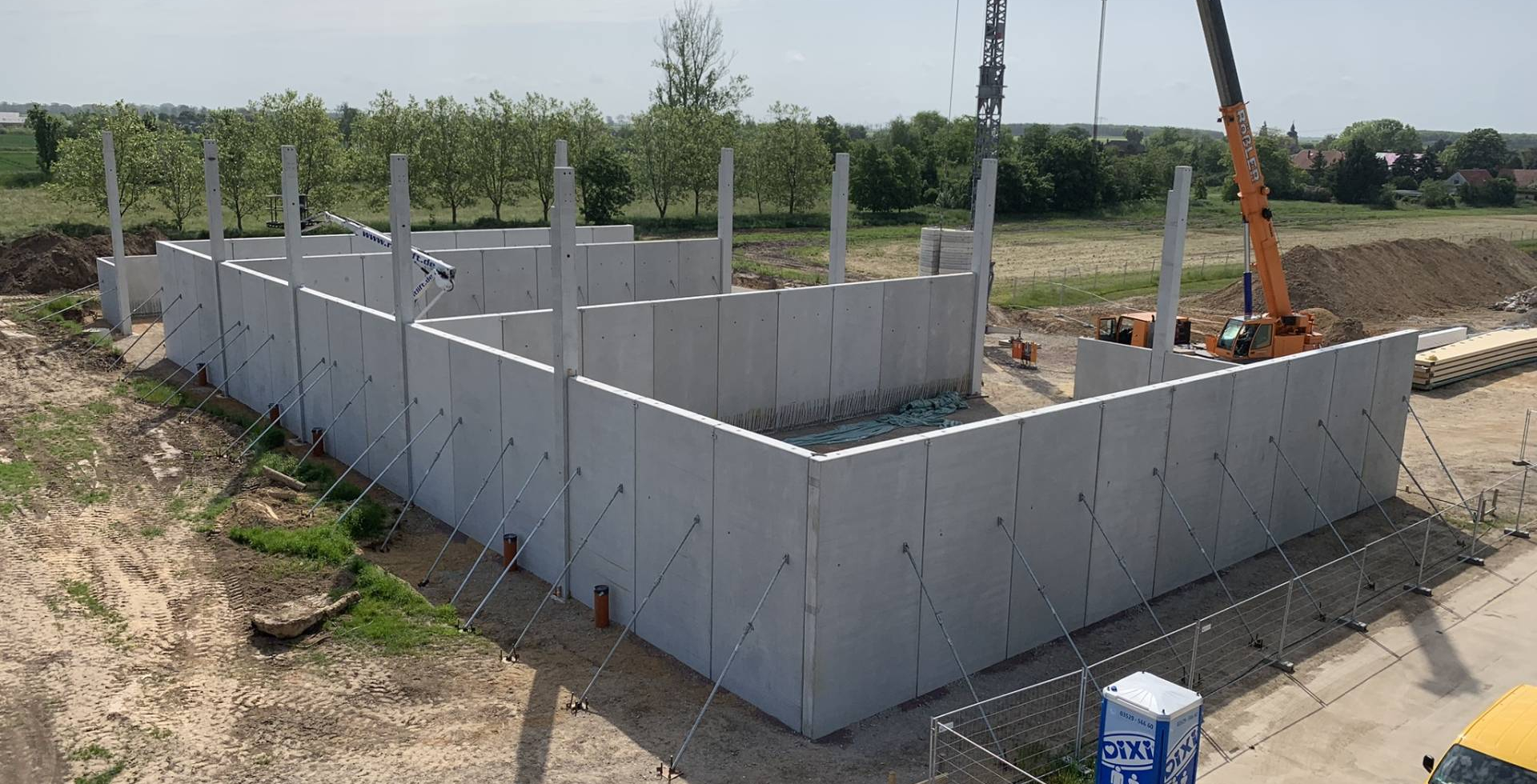 Hallenbau mit Betonstützen und IP-Wänden